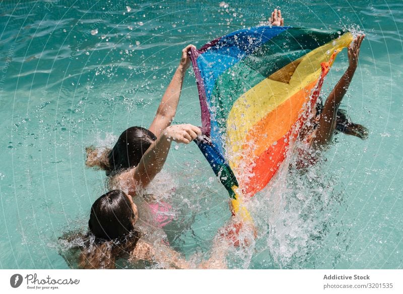 Anonyme Lesben spritzen im Schwimmbad Geplätscher lgbt Fahne fallend Freude Barfuß Jugendliche Frau Resort Ferien & Urlaub & Reisen Lifestyle Freizeit & Hobby