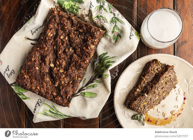 Knuspriger, appetitanregender Kuchen auf Teller auf Holzoberfläche Flocken Hafer natürlich Vegane Ernährung Lebensmittel Dessert frisch lecker gebastelt