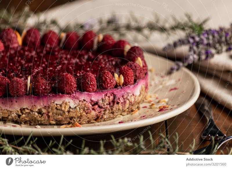 Fruchtbeerkuchen und Lavendelzweig auf dem Tisch Kuchen Vegane Ernährung Himbeeren Lebensmittel Dessert süß frisch rot lecker Beeren gebastelt Backwaren