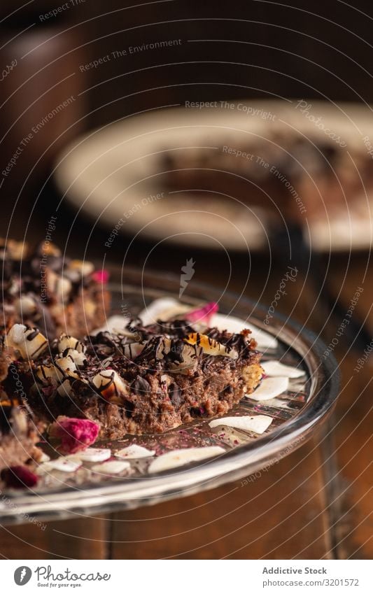 Leckerer brauner Kuchen mit Flocken auf Glasplatte Hafer natürlich Vegane Ernährung vegane Milch Lebensmittel Dessert frisch lecker Holz gebastelt appetitlich