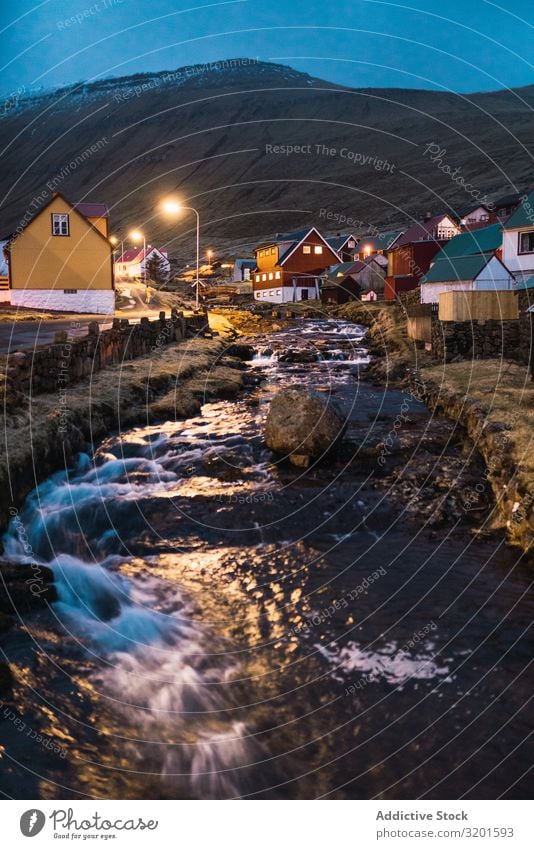 Bach in der Nähe der Kleinstadt bei Nacht Stadt Hügel erleuchten Haus Wasser strömen Føroyar Landschaft Wohnsiedlung Dorf Hütten Peitschenlaterne fließen Natur