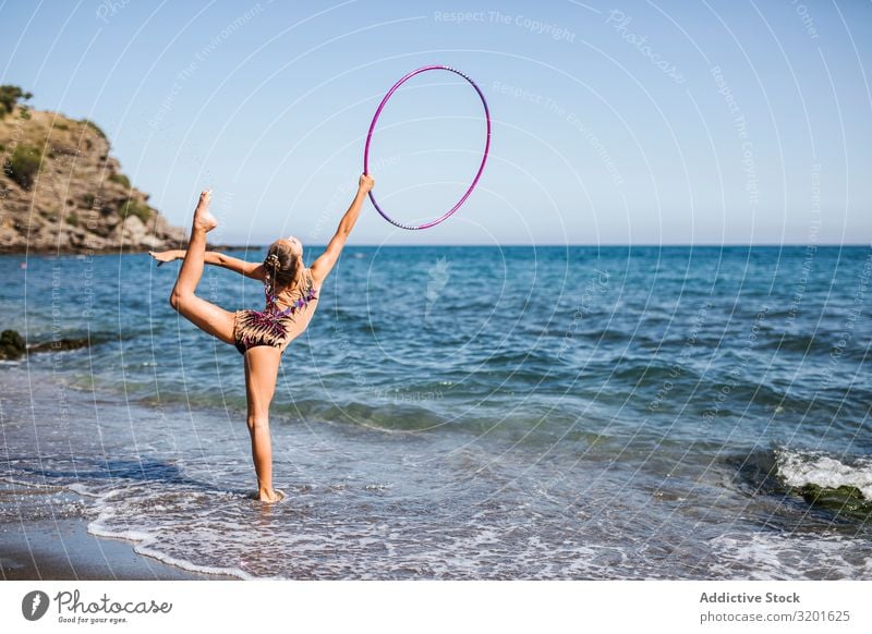 Anmutiger Akrobat mit Reifen am Strand Turner Frau rhythmisch Schnur Athlet üben Turnen Sport Jugendliche Mensch sportlich künstlerisch schön elegant beweglich