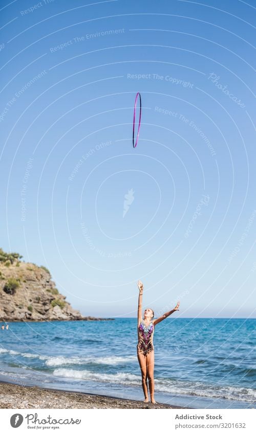 Anmutiger Akrobat mit Reifen am Strand Turner Frau rhythmisch Schnur Athlet üben Turnen Sport Jugendliche Mensch sportlich künstlerisch schön elegant beweglich