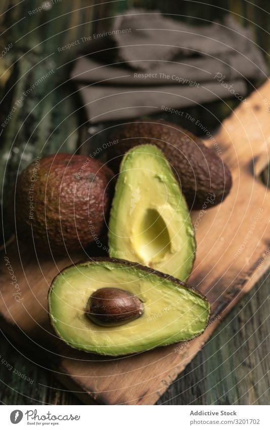 Satz frisch geschnittener frischer Avocados Diät exotisch Lebensmittel Frucht grün Hälfte Gesundheit natürlich Natur Ernährung organisch roh reif Samen tropisch