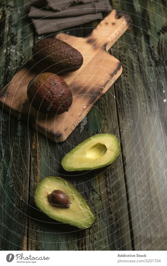 Satz frisch geschnittener frischer Avocados Diät exotisch Lebensmittel Frucht grün Hälfte Gesundheit natürlich Natur Ernährung organisch roh reif Samen tropisch