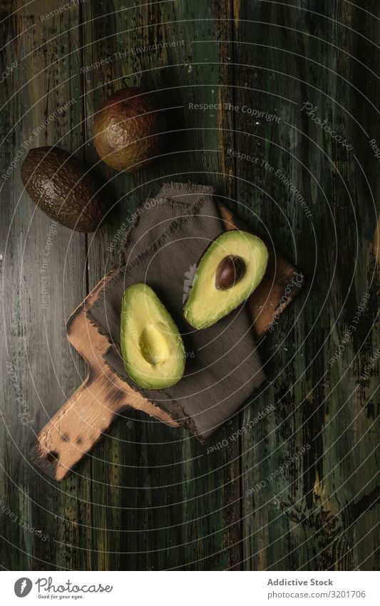 Satz frisch geschnittener frischer Avocados Diät exotisch Lebensmittel Frucht grün Hälfte Gesundheit natürlich Natur Ernährung organisch roh reif Samen tropisch