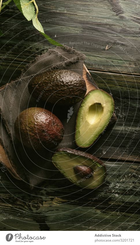 Satz frisch geschnittener frischer Avocados Diät exotisch Lebensmittel Frucht grün Hälfte Gesundheit natürlich Natur Ernährung organisch roh reif Samen tropisch