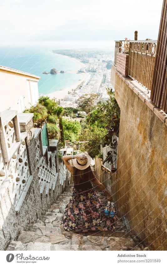 Stilvolle Frau, die die Küste von der Treppe aus darstellt Meereslandschaft Großstadt Ferien & Urlaub & Reisen erkunden Tourismus Sommer Straße Stein Natur