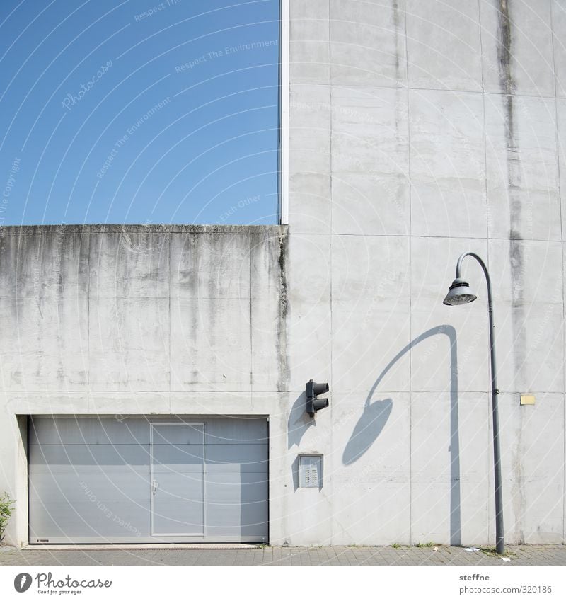 Laterne Köln-Ehrenfeld Stadt Stadtzentrum Haus Fassade ästhetisch Schatten Garagentor Himmel Beton Tiefgarage steril modern Farbfoto Außenaufnahme