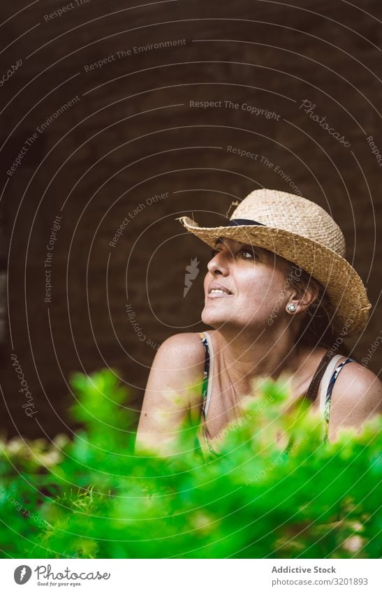 Porträt einer Frau mit Hut schön Beautyfotografie Blüte Kleid Mode Blume frisch Garten grün Behaarung Fröhlichkeit Jasmin Lifestyle Lippenstift Natur Park