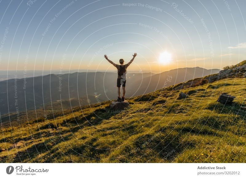 Der Mensch auf dem Berg Mann Berge u. Gebirge Wanderer stehen Top Ferien & Urlaub & Reisen Rucksack Erwachsene Gesundheit Lifestyle Blick Abenteuer Kaukasier