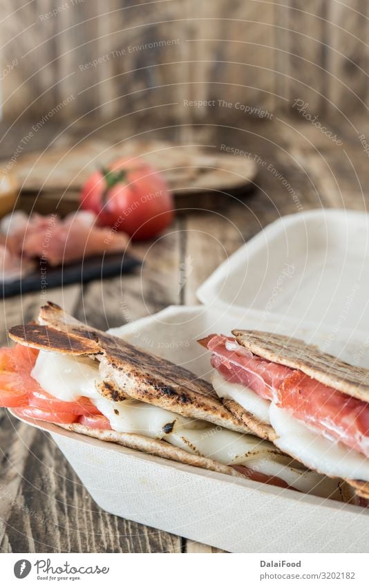 Piadina typisch italienisches Essen Fleisch Käse Gemüse Brot Ernährung Frühstück Mittagessen Abendessen Vegetarische Ernährung Diät Italienische Küche Holz