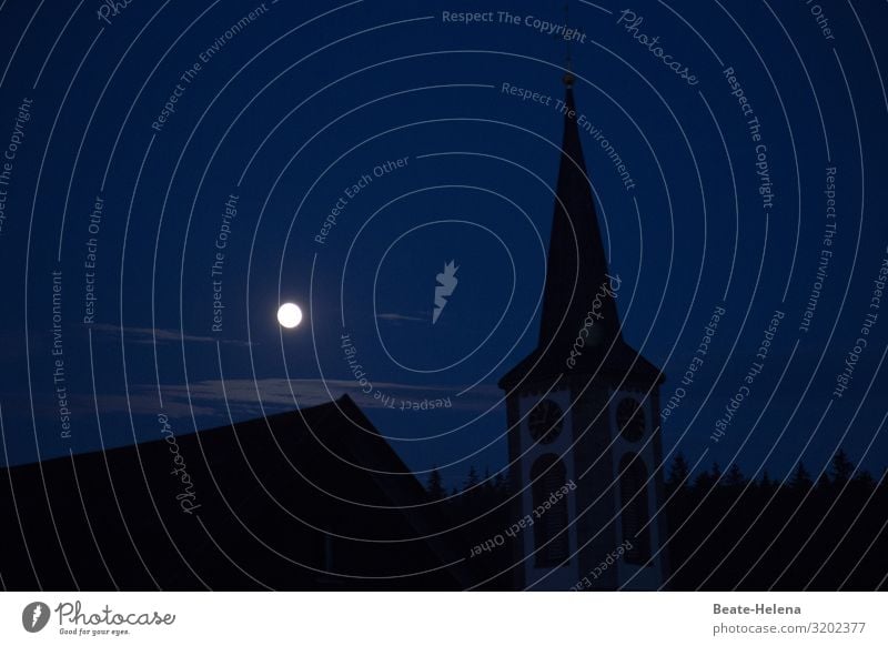 Vollmond über Schwarzwalddorf Himmel Wolken Mond Tanne Dorf Haus Kirche Turm Dach Erholung leuchten schlafen träumen ästhetisch dunkel Freundlichkeit glänzend