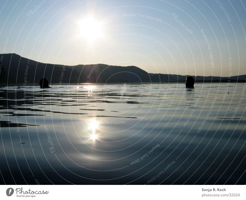 Abendliches Bad Physik Kühlung See Wasser Sonne Wärme Schwimmen & Baden