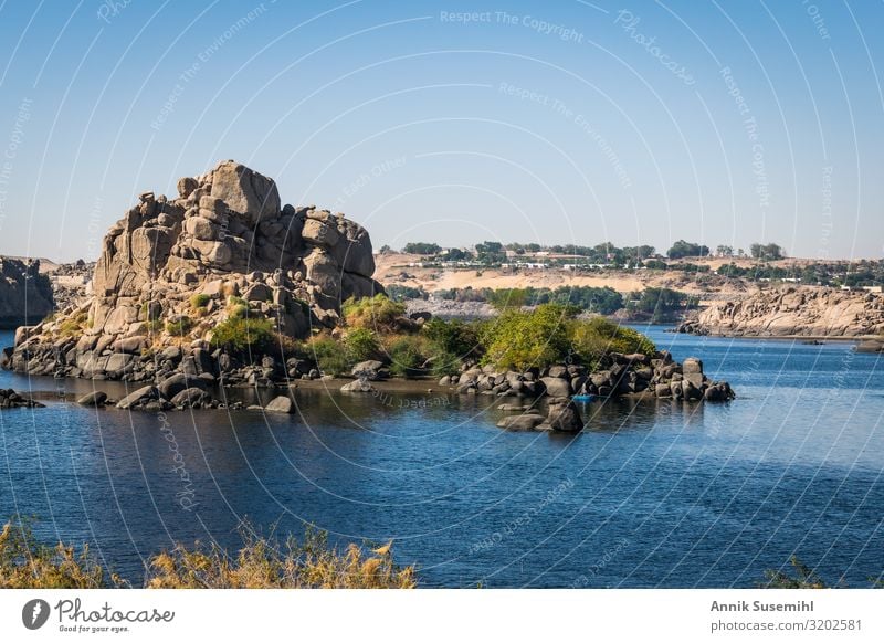 Blick vom Philae Tempel auf den Nil bei Assuan Ferien & Urlaub & Reisen Tourismus Sightseeing Kreuzfahrt Sommer Sommerurlaub Meer Winter Winterurlaub