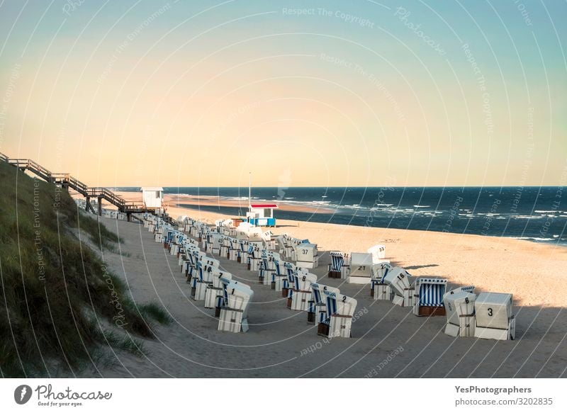 Strandlandschaft mit Korbstühlen am Morgen auf der Insel Sylt Erholung Ferien & Urlaub & Reisen Sommer Sommerurlaub Schönes Wetter Küste Nordsee blau