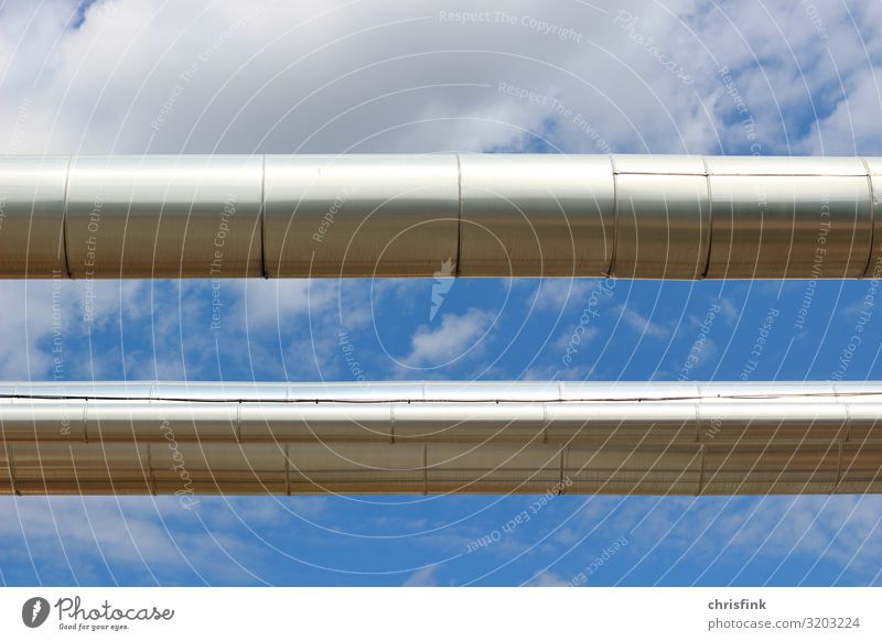 Silberne Leitungsrohre vor blauem Himmel Technik & Technologie Wissenschaften Fortschritt Zukunft Energiewirtschaft Erneuerbare Energie Sonnenenergie