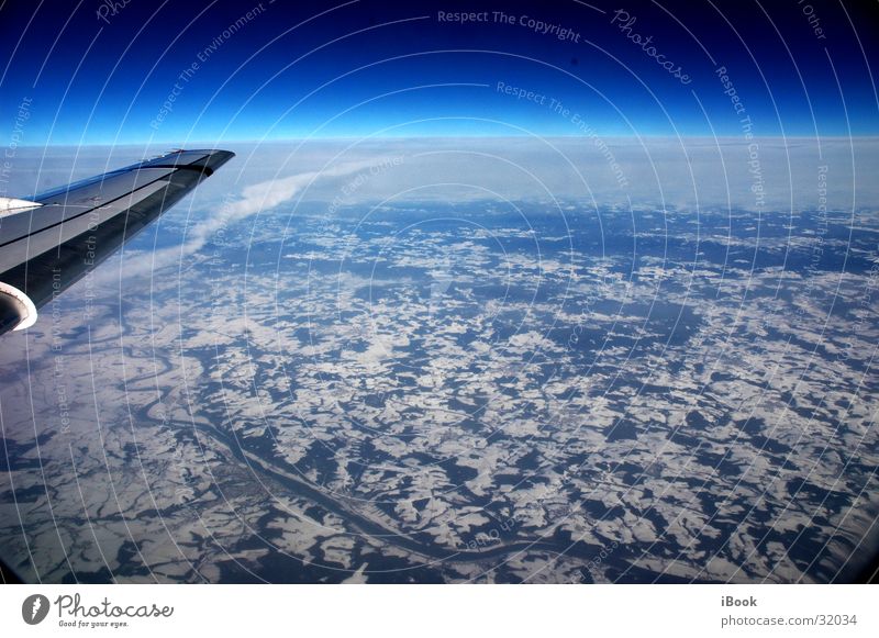 himmelsflug Schneedecke Horizont Flugzeug Luftverkehr Blauer Himmel Flügel land von oben strahlend blau über der erde