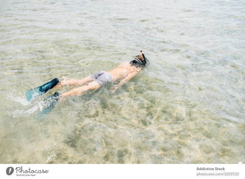 Kind schwimmt mit Tauchermaske Junge Maske Im Wasser treiben Flosse erkunden tauchen unten Gesäß Sommer anschaulich Aktion Ferien & Urlaub & Reisen spielerisch