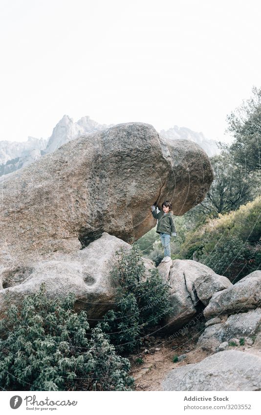 Junge geht auf felsigem Hügel Natur Spaziergang laufen Felsen Ferien & Urlaub & Reisen Kind Unbekümmertheit Landschaft abwärts Abenteuer Aktion Kindheit klein