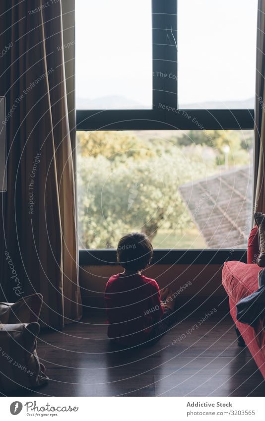 Kleiner Junge schaut im Fenster weg träumen heimwärts besinnlich Kind klein reizvoll Perspektive Freizeit & Hobby Kindheit Etage Sommer Reinheit Zarge