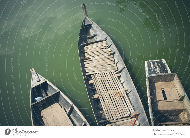 Alte traditionelle Boote auf dem Wasser Wasserfahrzeug Im Wasser treiben Bucht alt Tradition Thailand grün Natur Segel Rippeln Ausflug Lagune Fluss Landschaft