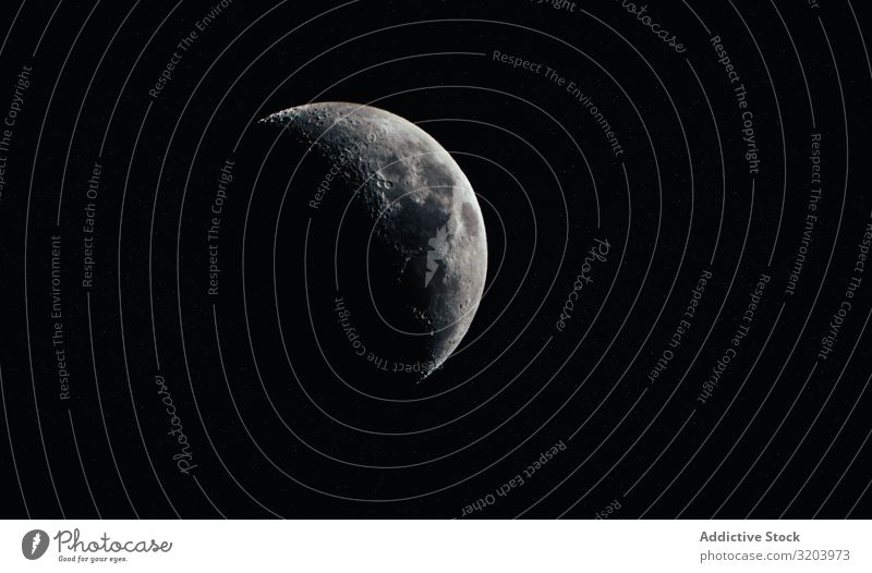 Schattiger Mond am schwarzen Himmel Hälfte Nacht dunkel Schatten überdeckt Weltall Natur Mysterium Landschaft Phase verstecken Frieden Vulkankrater Astronomie