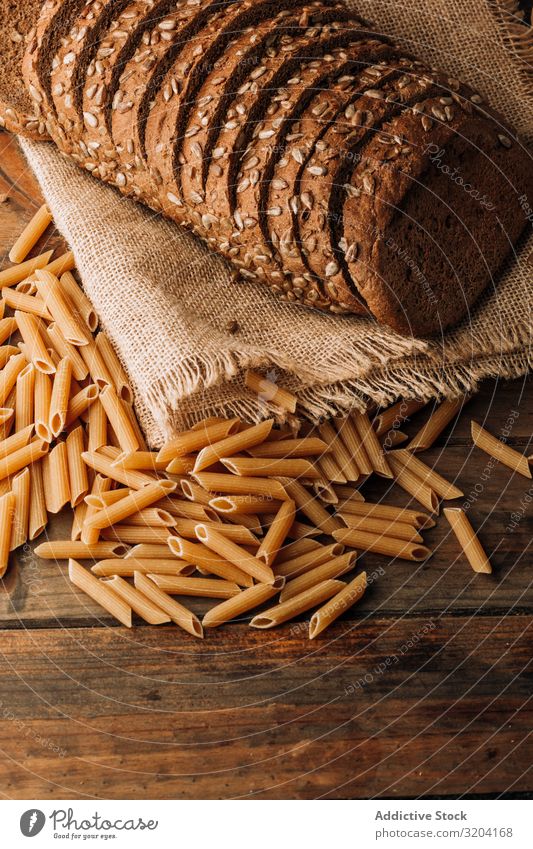 Teigwaren und frisch gebackenes Roggenbrot auf dem Tisch Spätzle Brot Mahlzeit appetitlich geschmackvoll Saatgut Zutaten Ernährung natürlich Feinschmecker