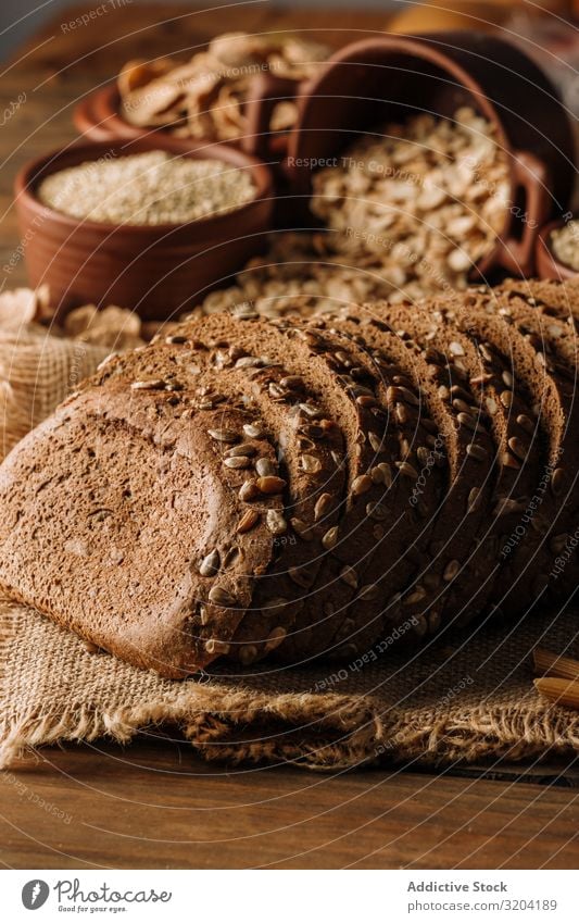 Frisch gebackenes Roggenbrot auf Serviette auf dem Tisch horizontal Textfreiraum lecker kulinarisch Essen zubereiten Vollkorn rustikal kochen & garen Leinen