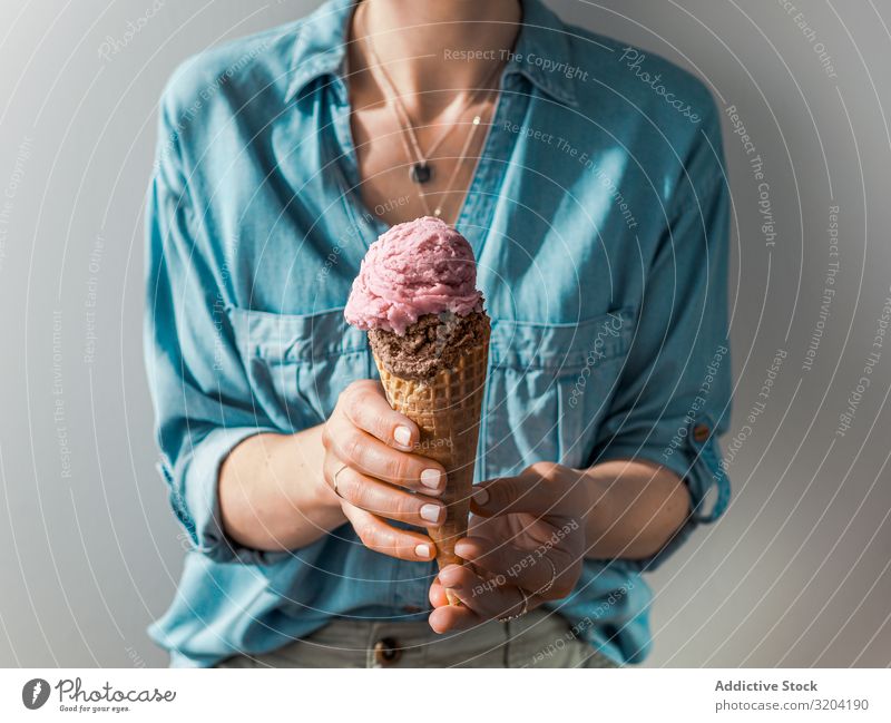 Eiskugel in der Tüte in Frauenhänden Baggerlöffel Lebensmittel Speiseeis Creme Zapfen Eisbecher Verschiedenheit Hintergrundbild Sommer Ball Kekse Blaubeeren