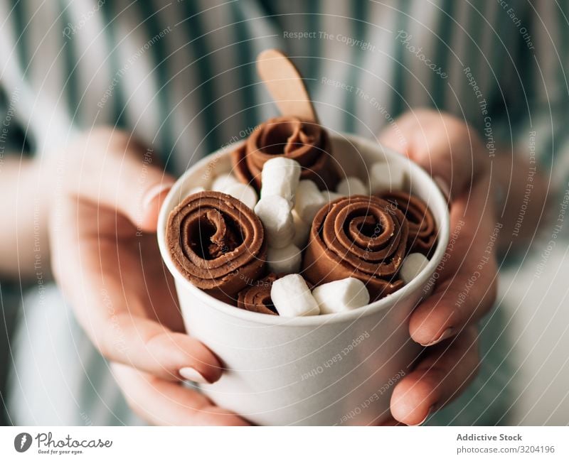 Handgehaltenes gerolltes Eis in Tütenbecher Brötchen Speiseeis Frau Creme Schokolade Eiscreme backen Frucht braten Kopie Weltall Textfreiraum Hintergrundbild