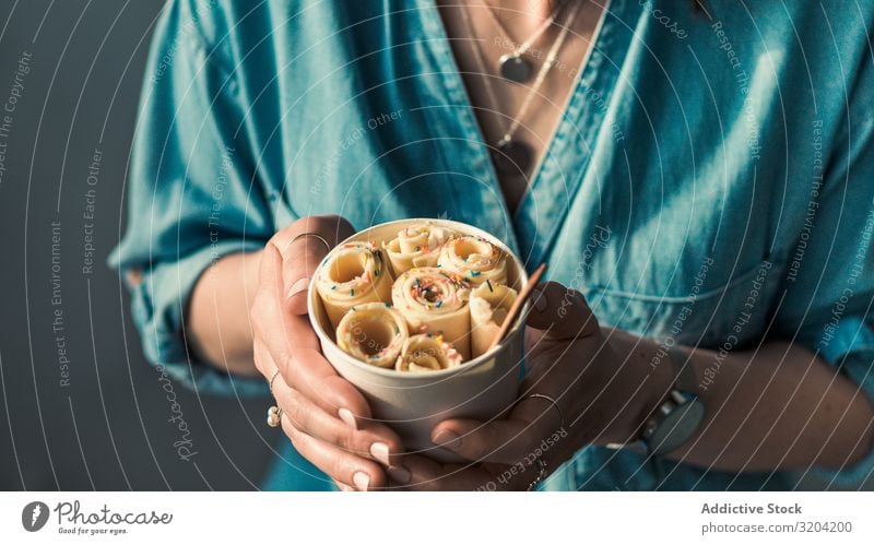 Handgehaltenes gerolltes Eis in Tütenbecher Brötchen Speiseeis Frau Creme Eiscreme backen Frucht braten Kopie Weltall Textfreiraum Hintergrundbild Sommer