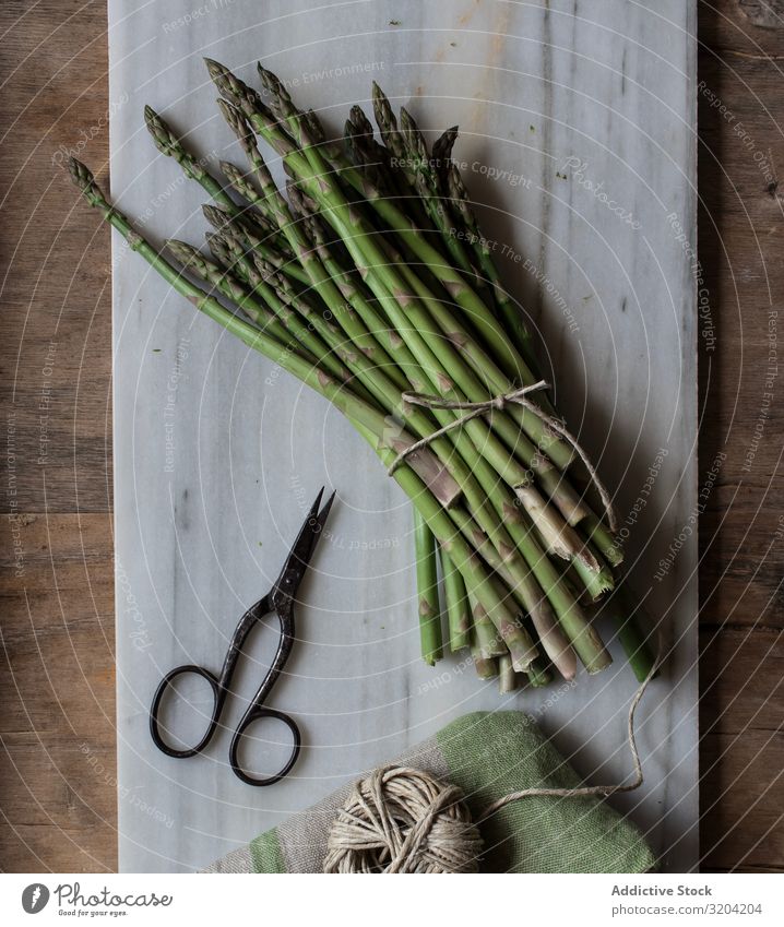 Anordnung der Schnur und des Spargels an Bord rustikal frisch grün kochen & garen Gemüse Haufen roh Gesundheit Ernährung Vegetarische Ernährung Zutaten Diät