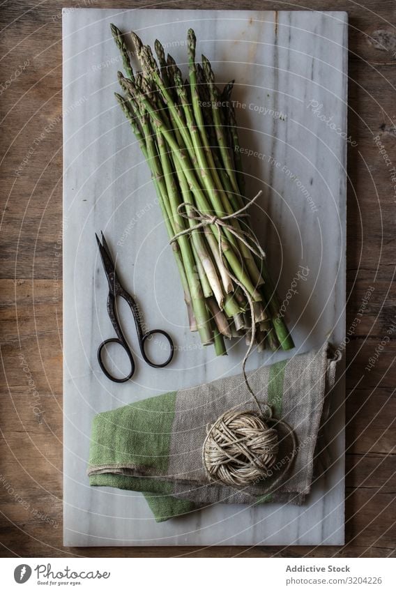 Anordnung der Schnur und des Spargels an Bord rustikal frisch grün kochen & garen Gemüse Haufen roh Gesundheit Ernährung Vegetarische Ernährung Zutaten Diät