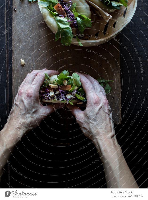 Erntehelfer beim traditionellen Gua Bao-Sandwich Belegtes Brot Speck Petersilie gua bao Lotos lecker Fleisch frisch Schweinefleisch Tradition Vorspeise