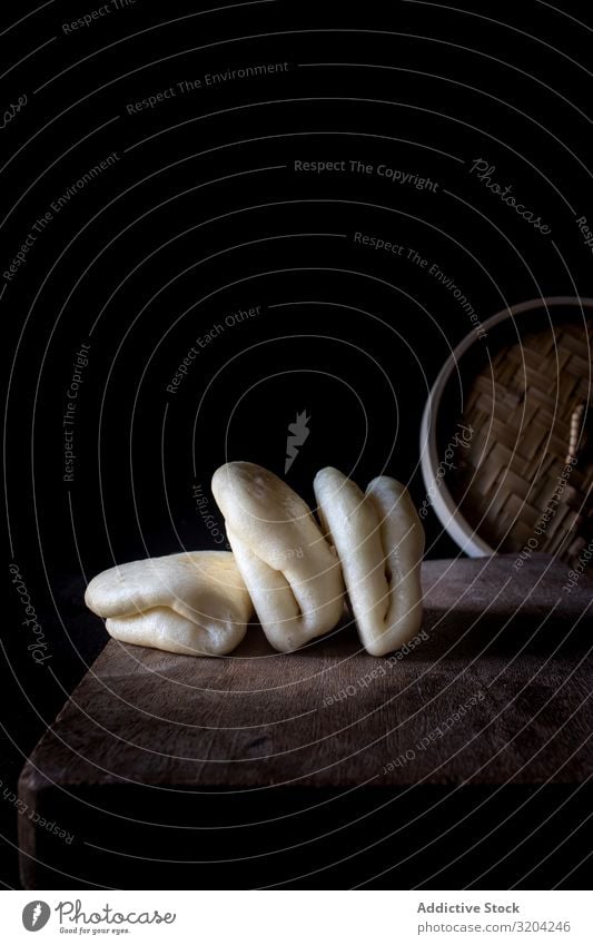 Brötchen im Bambus-Dampfer Dampfschiff Essen zubereiten Tradition Lotos Brot gua bao Lebensmittel Snack Speise Korb lecker Teigwaren Orientalisch Mahlzeit