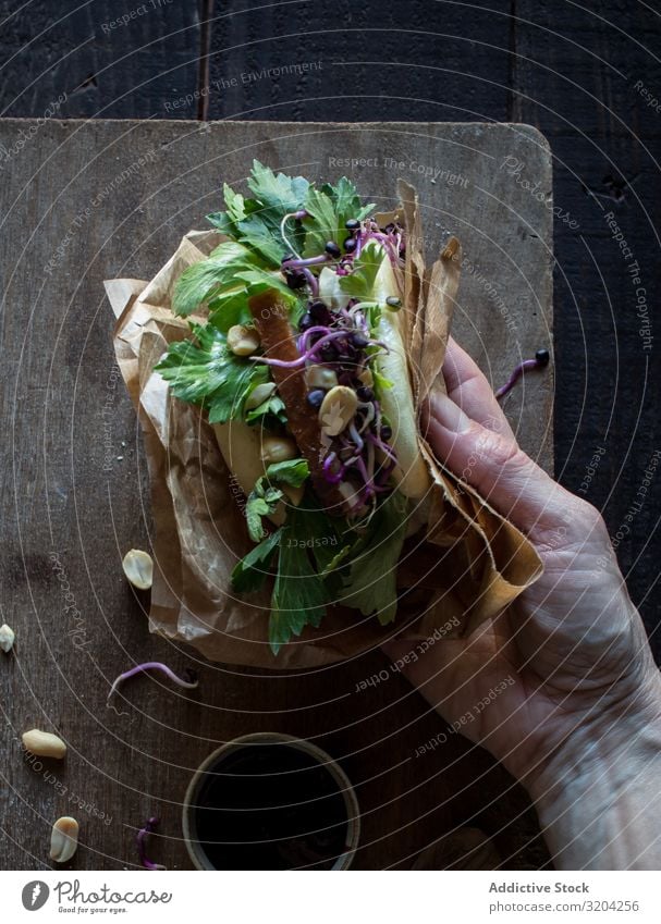 Erntehelfer beim traditionellen Gua Bao-Sandwich Belegtes Brot Speck Petersilie gua bao Lotos lecker Fleisch frisch Schweinefleisch Tradition Vorspeise