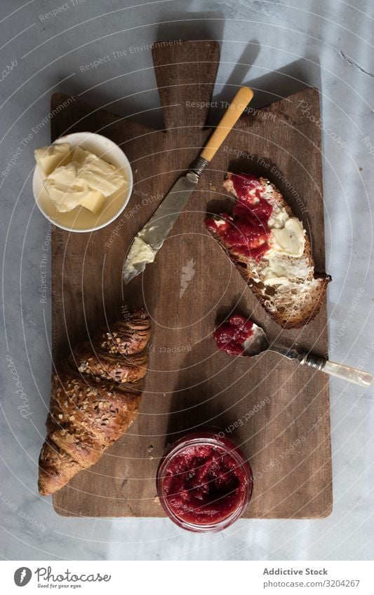 Servierte Frühstücksmahlzeit mit Sandwich und Marmelade Croissant Erdbeeren Butter frisch lecker Lebensmittel Toastbrot Dessert Ernährung Mahlzeit Frucht