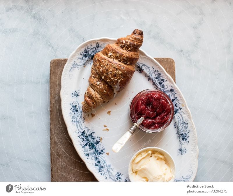 Servierte Frühstücksmahlzeit mit Sandwich und Marmelade Croissant Erdbeeren Butter frisch lecker Lebensmittel Dessert Ernährung Mahlzeit Frucht Backwaren Morgen