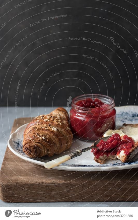 Servierte Frühstücksmahlzeit mit Sandwich und Marmelade Croissant Erdbeeren Butter frisch lecker Lebensmittel Toastbrot Dessert Ernährung Mahlzeit Frucht