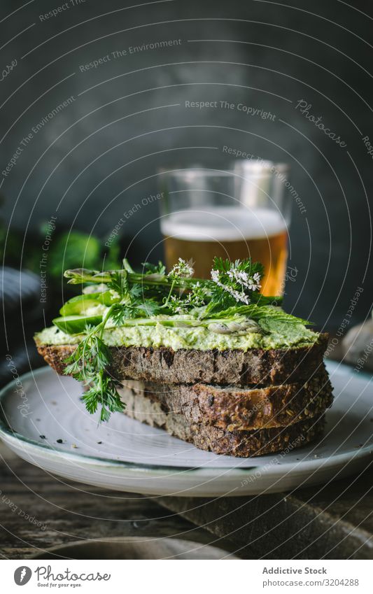 Toast mit Cashew-Pastete Toastbrot Cashewnuss dienen Vegane Ernährung pate grün Aufstrich Minze Vegetarische Ernährung Gurke Glas Holzplatte Spargel Mahlzeit