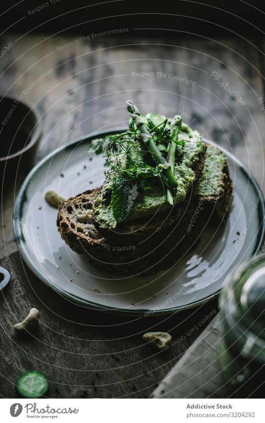 Toast mit Cashew-Pastete Toastbrot Cashewnuss dienen Vegane Ernährung pate grün Aufstrich Minze Vegetarische Ernährung Gurke Glas Holzplatte Spargel Mahlzeit