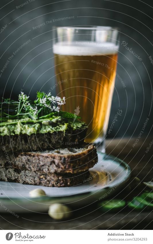 Toast mit Cashew-Pastete Toastbrot Cashewnuss dienen Vegane Ernährung pate grün Aufstrich Minze Vegetarische Ernährung Gurke Glas Holzplatte Spargel Mahlzeit