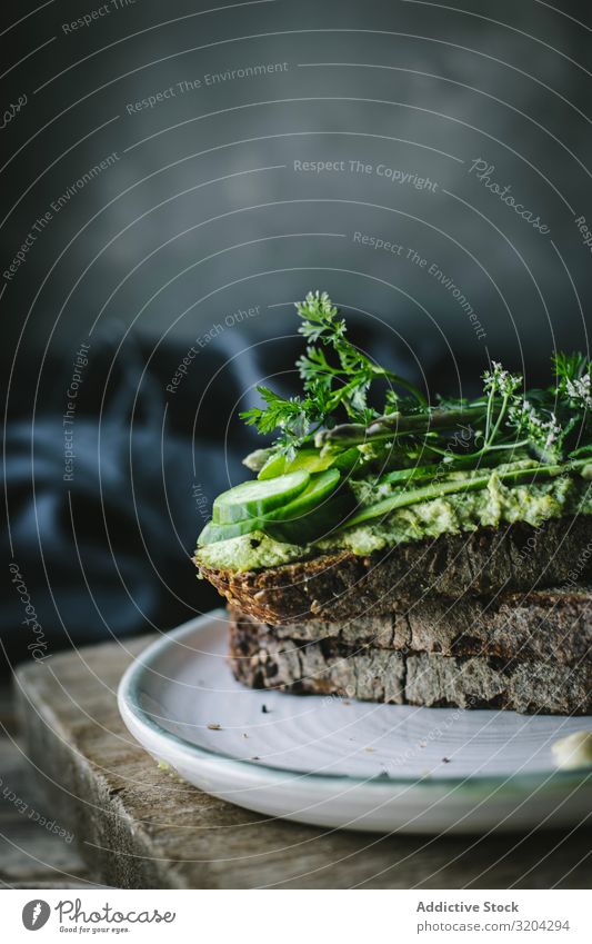 Toast mit Cashew-Pastete Toastbrot Cashewnuss dienen Vegane Ernährung pate grün Aufstrich Minze Vegetarische Ernährung Gurke Glas Holzplatte Spargel Mahlzeit