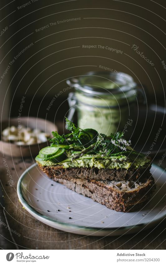 Toast mit Cashew-Pastete Toastbrot Cashewnuss dienen Vegane Ernährung pate grün Aufstrich Minze Vegetarische Ernährung Gurke Glas Holzplatte Spargel Mahlzeit