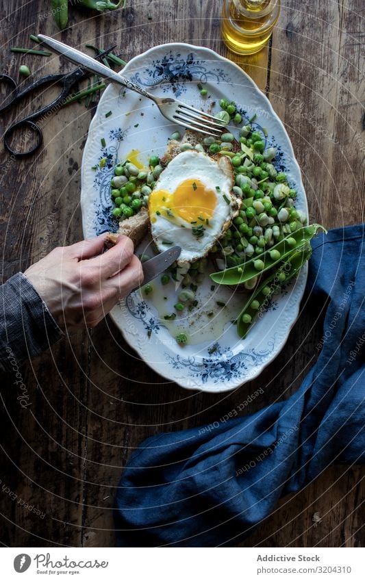 Leckere Frühstücksmahlzeit mit gedämpften Erbsen und Ei braten angebraten serviert Essen lecker Mahlzeit Bohnen Lebensmittel frisch Essen zubereiten Tradition