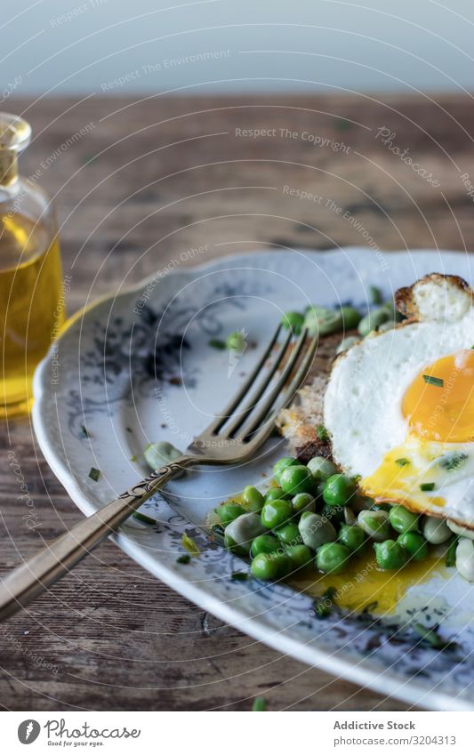 Leckere Frühstücksmahlzeit mit gedämpften Erbsen und Ei braten angebraten serviert Essen lecker Mahlzeit Bohnen Lebensmittel frisch Morgen Essen zubereiten