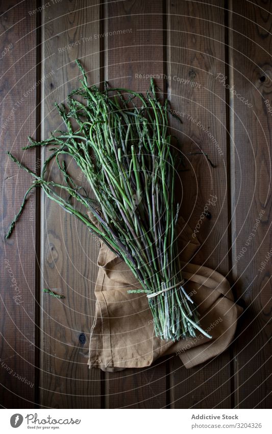 Frischer grüner Spargel frisch organisch natürlich Lebensmittel Bündel kochen & garen lecker Ernährung roh reif Kräuter & Gewürze Blatt rustikal Tisch