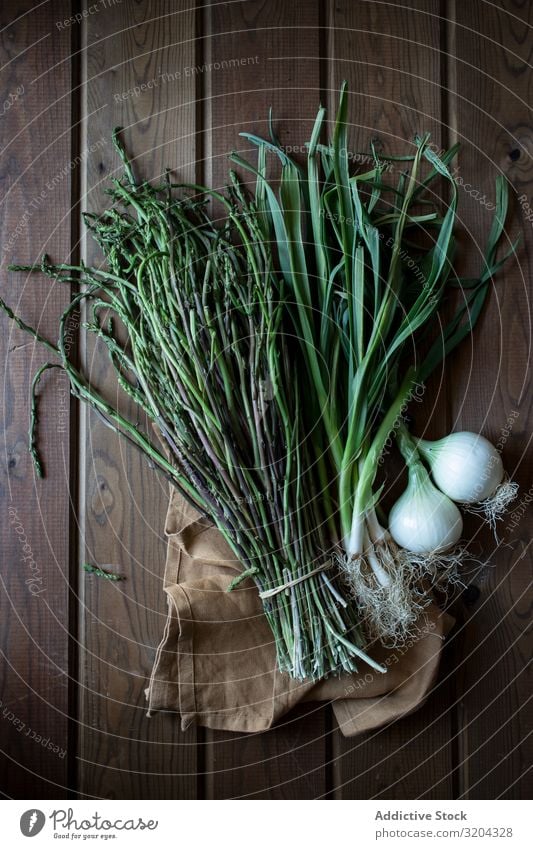 Frischer grüner Spargel mit Zwiebelzwiebeln frisch organisch natürlich Lebensmittel Bündel kochen & garen lecker Ernährung roh reif Kräuter & Gewürze Blatt