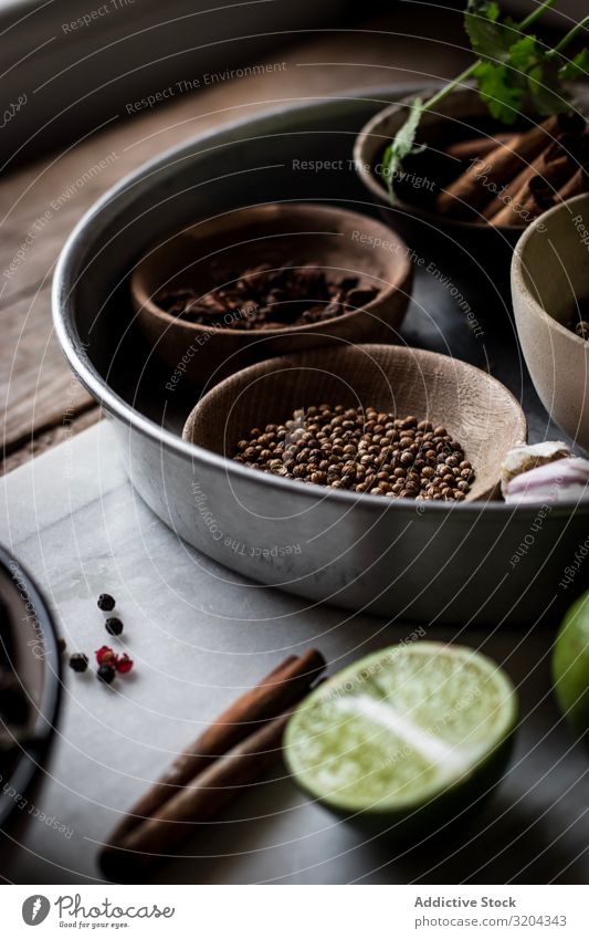 Gewürze und Trockenpilze an Bord Zutaten Kräuter & Gewürze mischen regenarm pho kochen & garen Suppe Pilz Asiatische Küche organisch Anis Zimt rustikal Ingwer